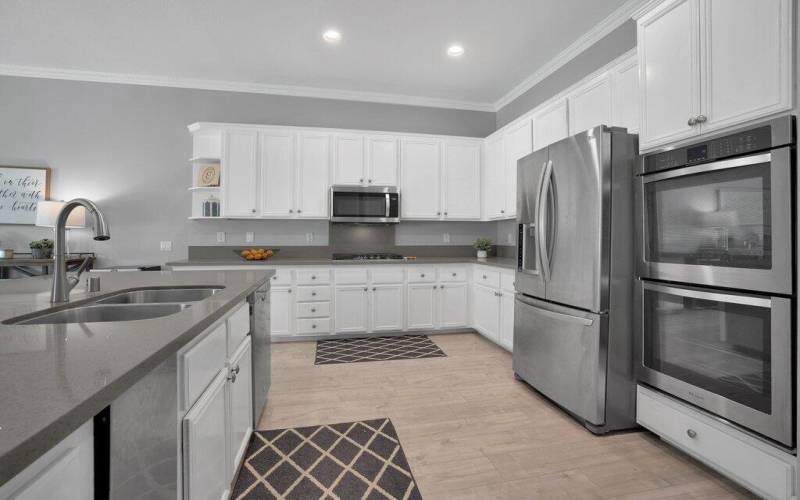 Huge Kitchen, double oven