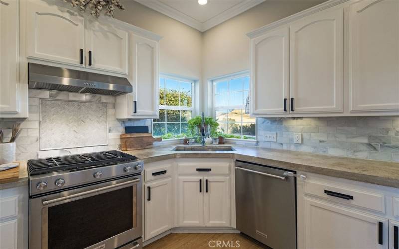 Classic Kitchen with Tiled Backsplash