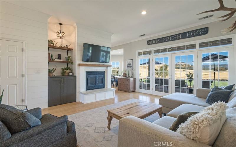 Living Room w/ Gas Fireplace