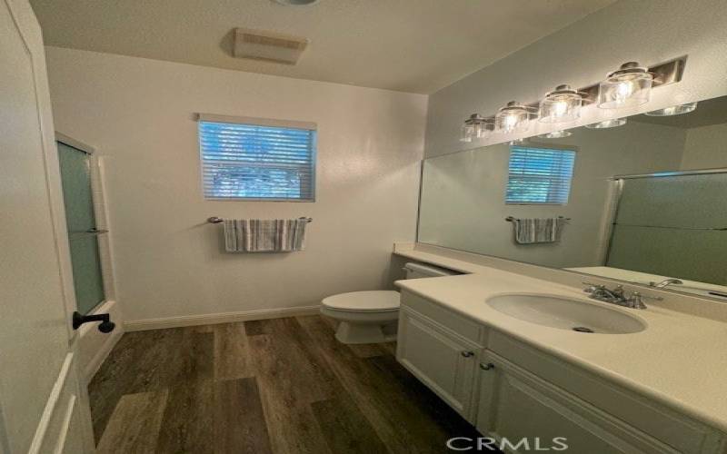 Upstairs hallway bath with laminate flooring