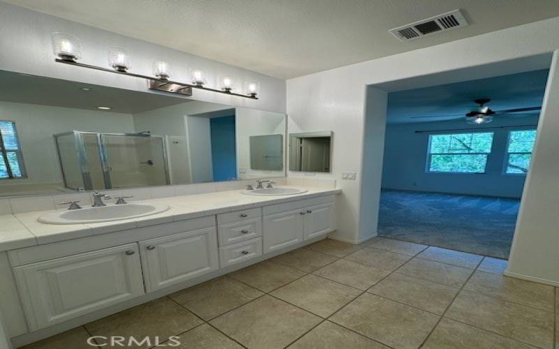 Double sinks in Primary Bath