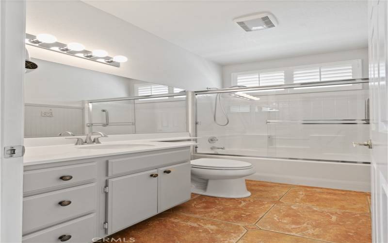 Nice Guest bathroom with shower/tub combo