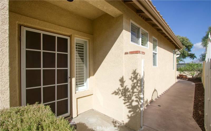 Side entry ang gate to back patio