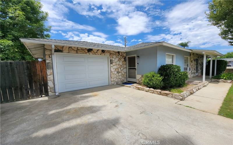 1 car garage with 2 car drive way & R.V. access