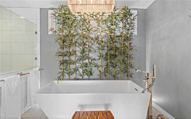 Soaking tub in primary bath