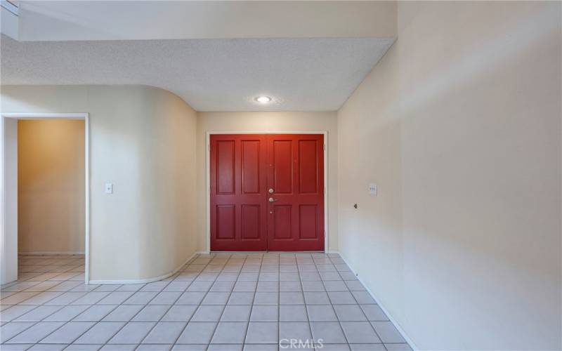 Large tiled entry inside front door.