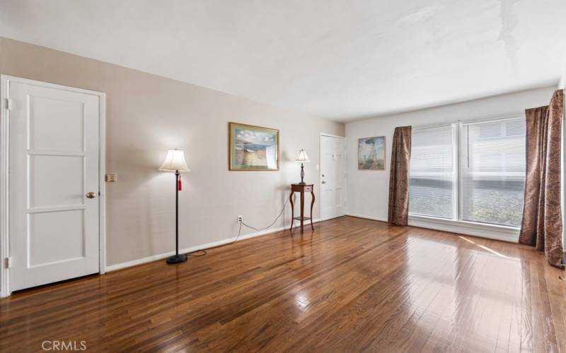 Livingroom with lots of natural light