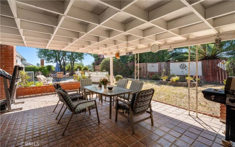 Large covered patio area great for entertaining!