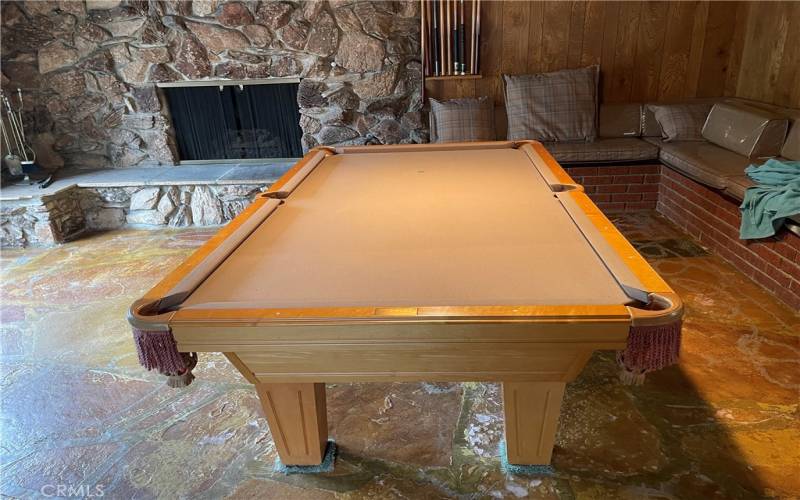 den/pooltable