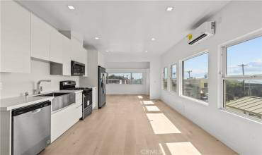 1071 W Channel Road 119, Santa Monica, California 90402, 1 Bedroom Bedrooms, ,1 BathroomBathrooms,Residential Lease,Rent,1071 W Channel Road 119,SR24192926