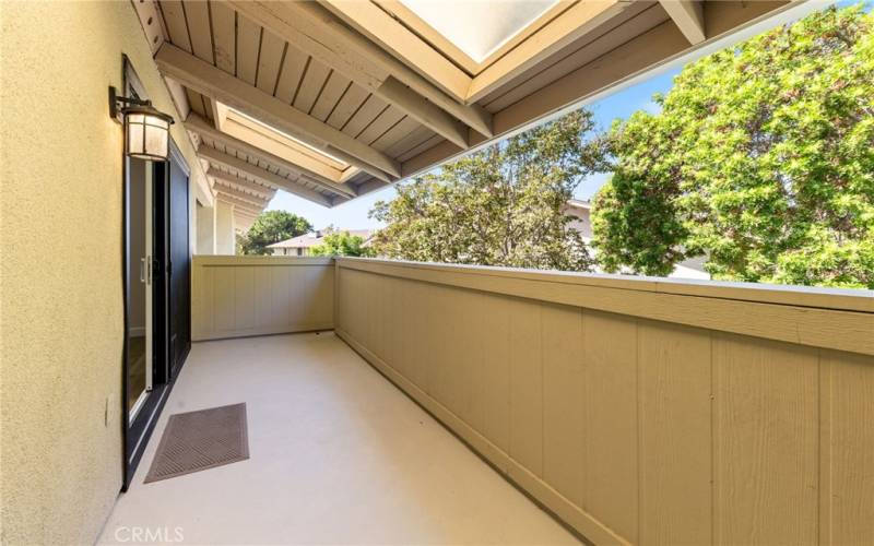 Semi-private Balcony with Greenery View

Just love how clean this is.. lucky you!