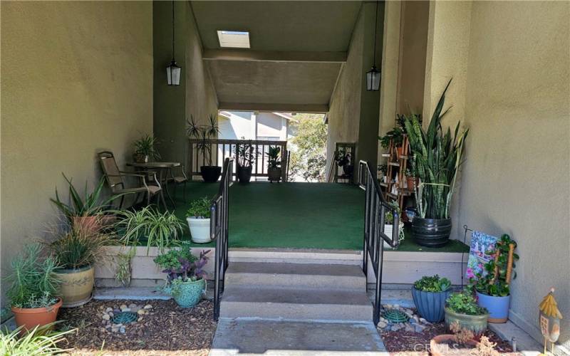 Only coming up these 3-Steps to the Foyer approach is really really awesome when you're carrying groceries and stuff