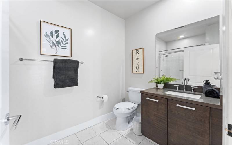 Full-sized Bathroom with Shower/Tub