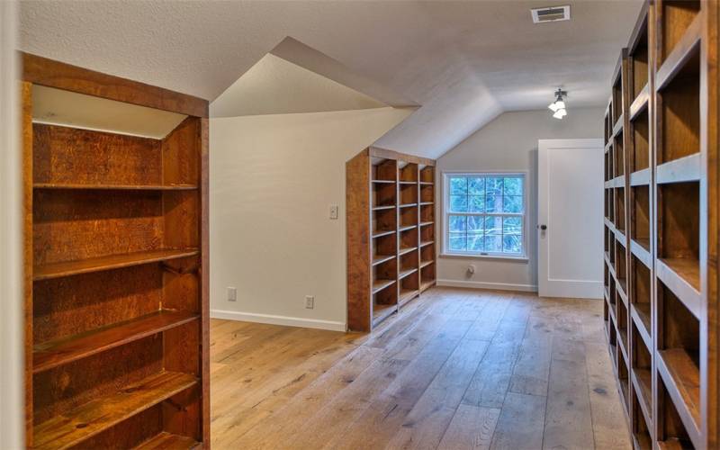 Upstairs Bedroom/Loft/Office