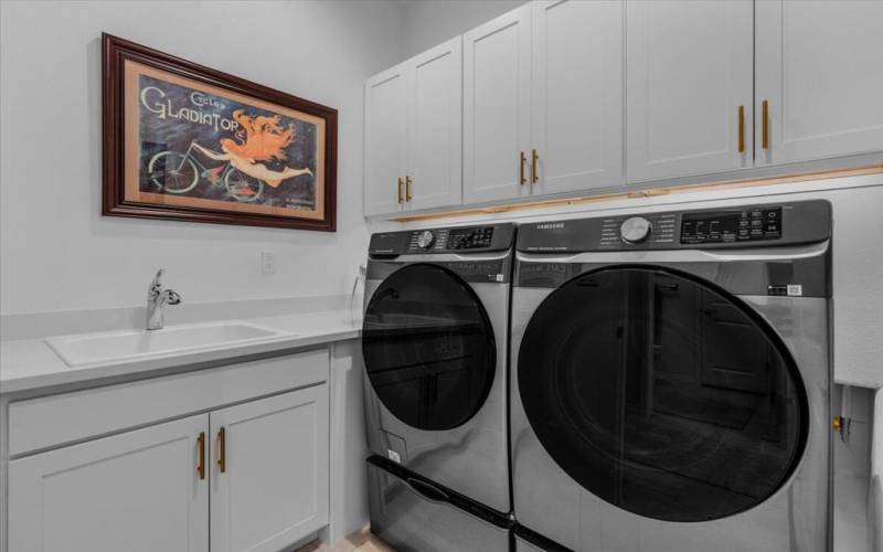 25-11 Medoc -Laundry Room