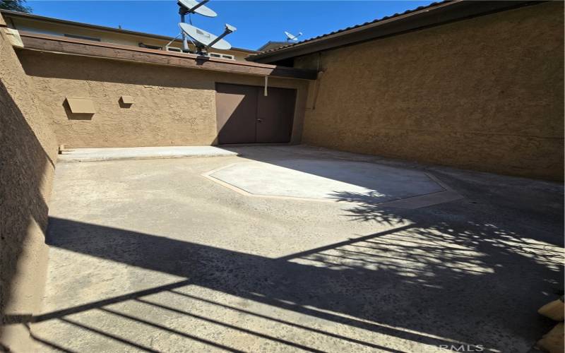 Common Area Courtyard without Virtual Staging