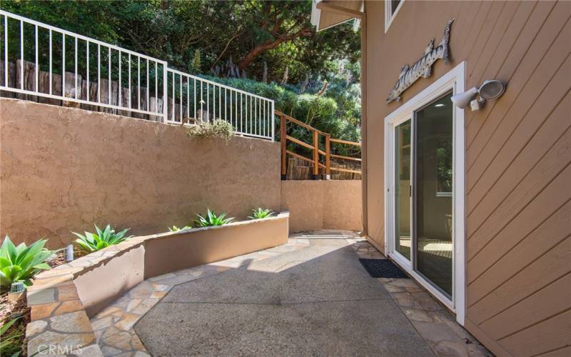 Outdoor dining space off of the kitchen