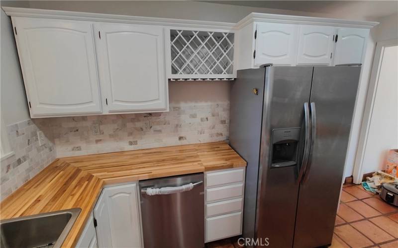 ADDITIONAL VIEW OF THE SINK, DISHWASHER AND REFRIGERATOR