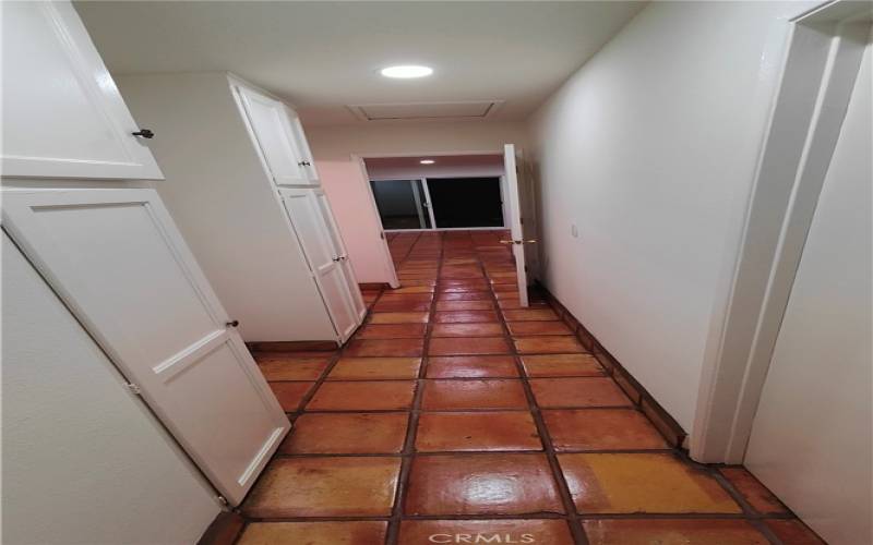 HALLWAY LEADING TO THE BATHROOMS AND LIVINGROOM.