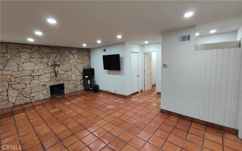 ADDITIONAL VIEW OF THE LIVINGROOM WITH THE FIREPLACE.