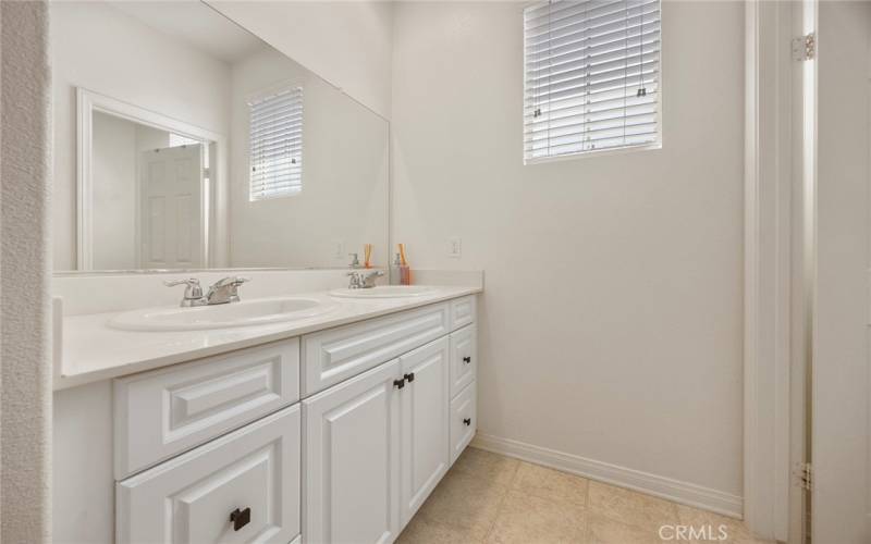 Upstairs hall bathroom - lots of space