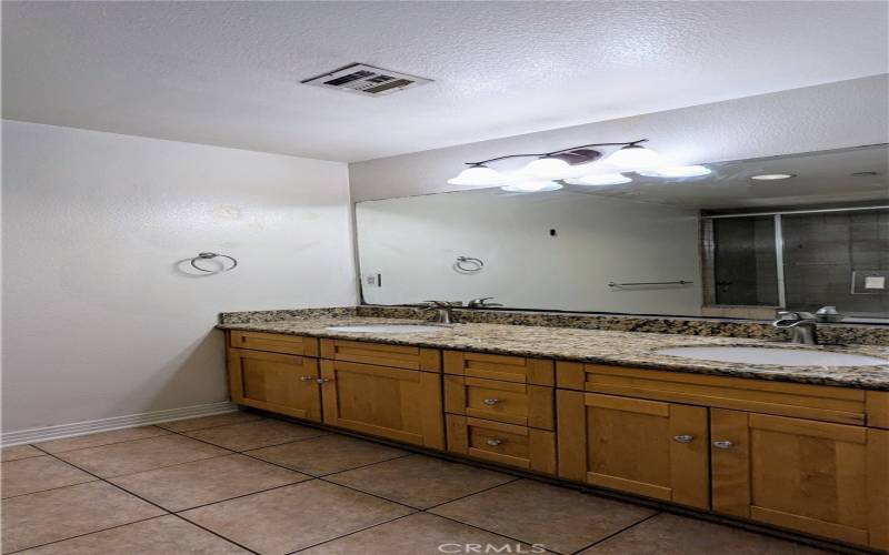 En-suite bathroom with double sinks