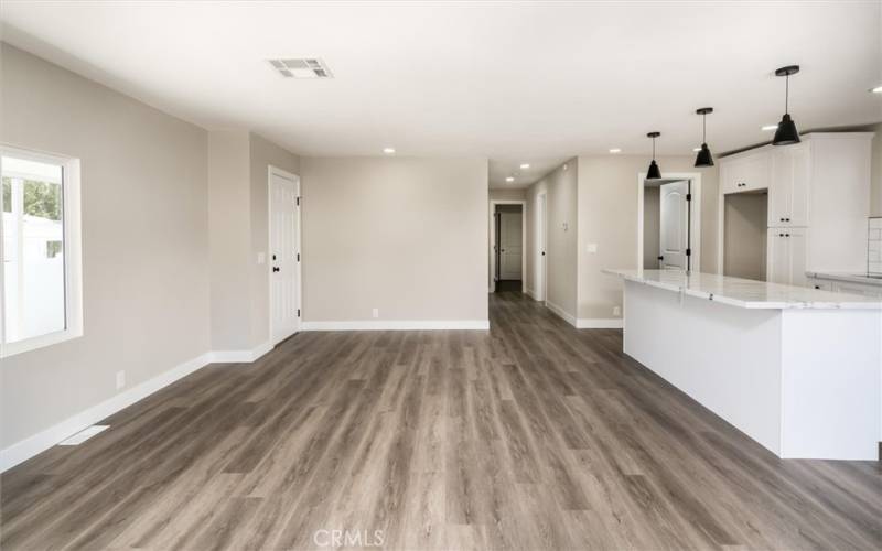 SPACIOUS LIVING ROOM, NEUTRAL COLORS