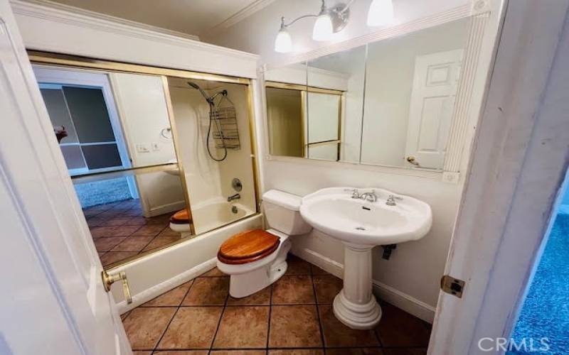 Full bathroom in center of hallway between the two bedrooms.