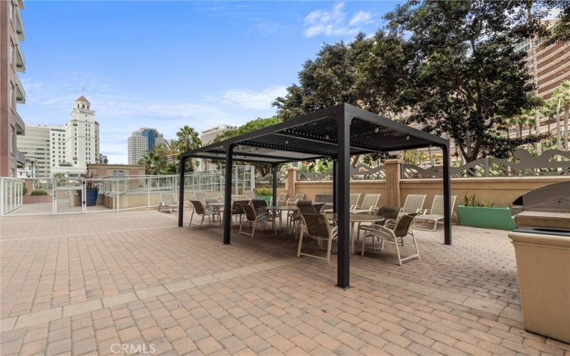 Community area great for parties with plenty of seating and the barbecue is ready