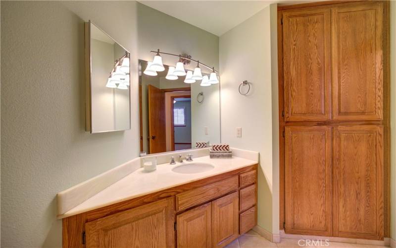 Hallway bath with tub/shower combo