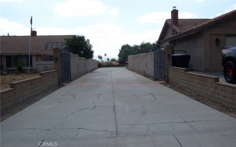 Drive way to house