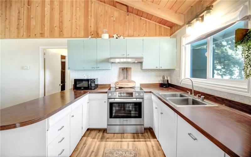 Lots of Kitchen counter work space