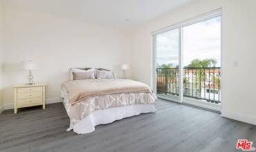 1237 S Holt Avenue 206, Los Angeles, California 90035, 3 Bedrooms Bedrooms, ,2 BathroomsBathrooms,Residential Lease,Rent,1237 S Holt Avenue 206,24442267