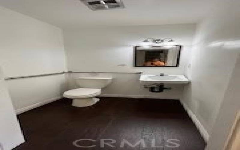 UNIT C. BATHROOM