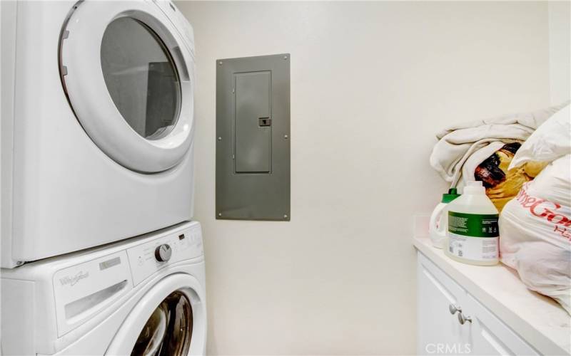 Laundry w/ built in's!