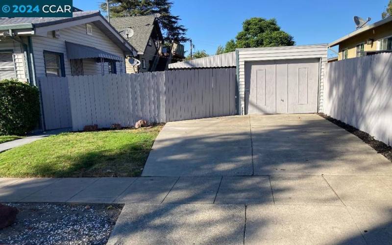 Detached Single Garage & Driveway