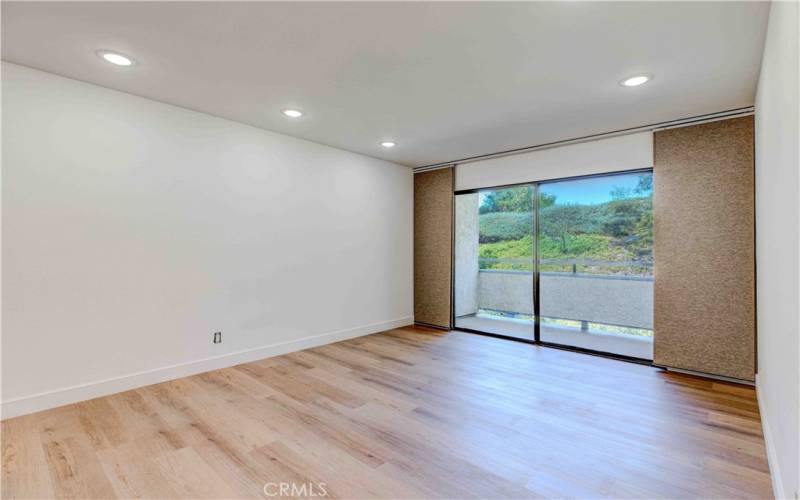 GORGIOUS PRIVATE GREEN VIEWS AND LARGE BALCONY & RECESSED LIGHTS