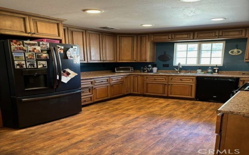 Kitchen, all appliances stay