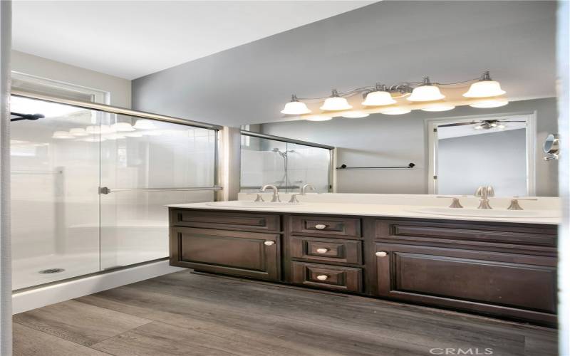 Main bathroom w/dual sinks and walk-in shower