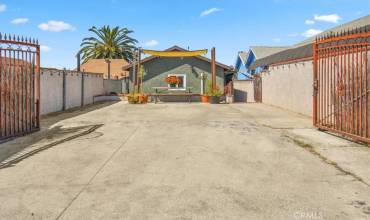 950 S Mott Street, Los Angeles, California 90023, 4 Bedrooms Bedrooms, ,1 BathroomBathrooms,Residential,Buy,950 S Mott Street,DW24187520