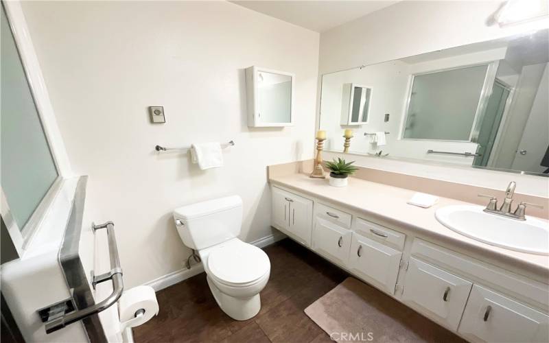 The bathroom is equipped with grab bar for safety and convenience~