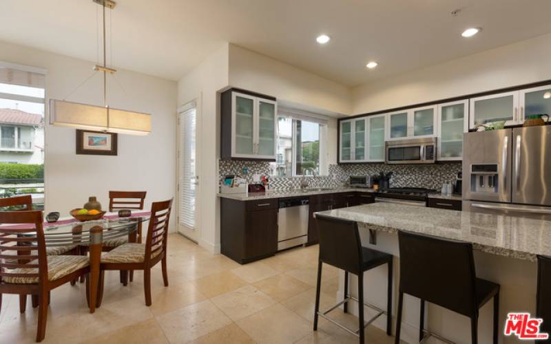 Kitchen Counter & Dining