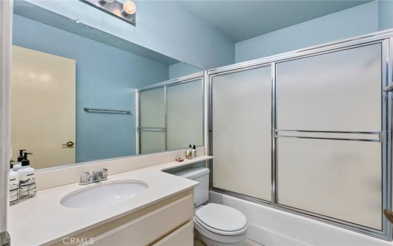 Guest bathroom with shower / tub combo