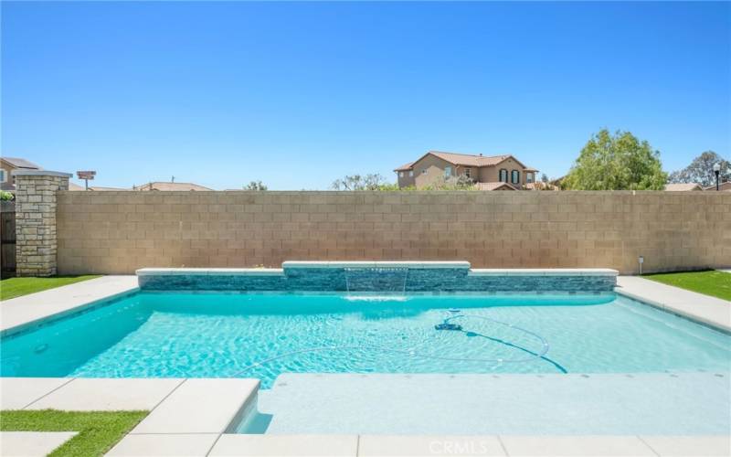 Pool with huge play shelf