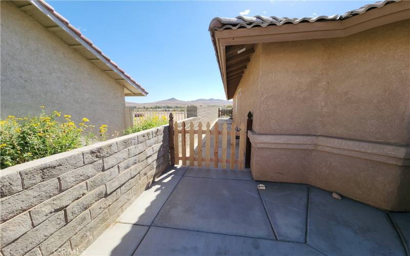 Front porch area to side of house
