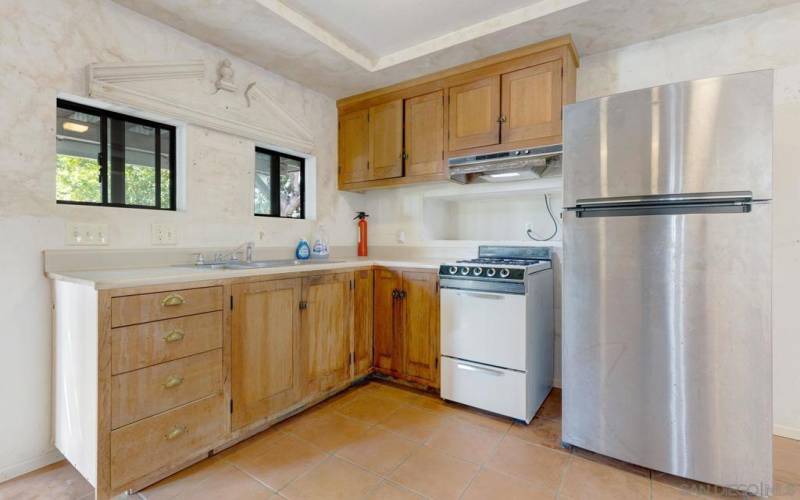 Downstairs kitchen (2nd unit)