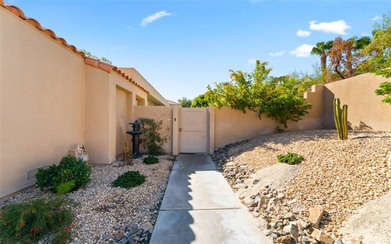 Right Side Entrance to pool.