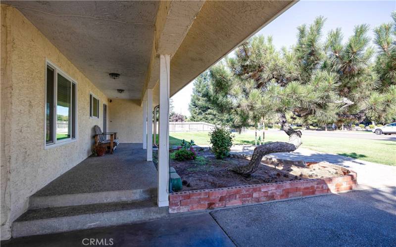 Nice covered front porch.