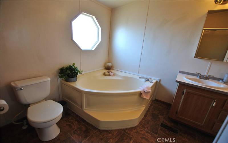 Soaking tub