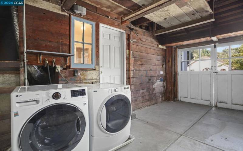 Garage w/ washer & dryer